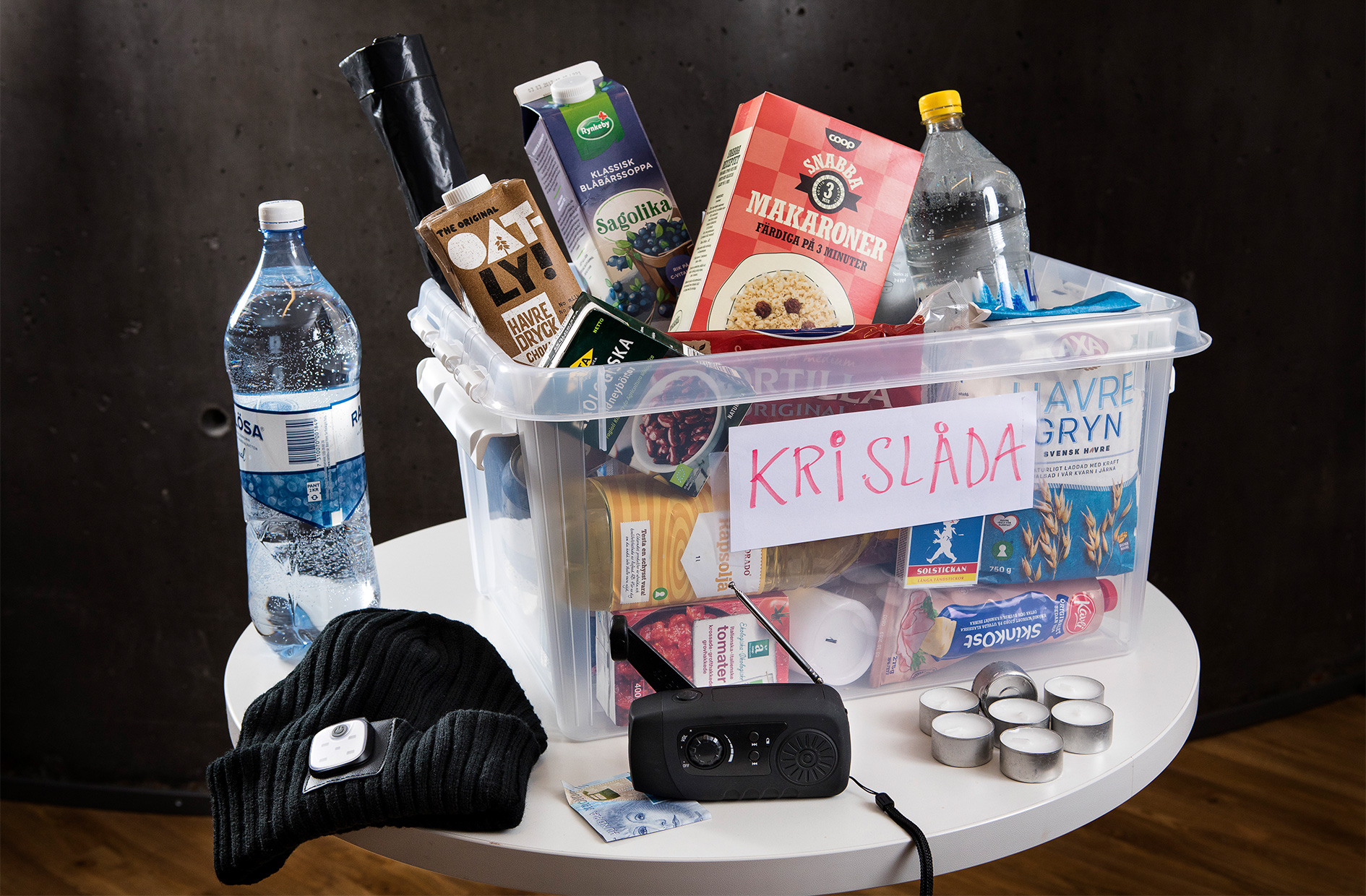 Krislåda med diverse bra-att-ha-saker