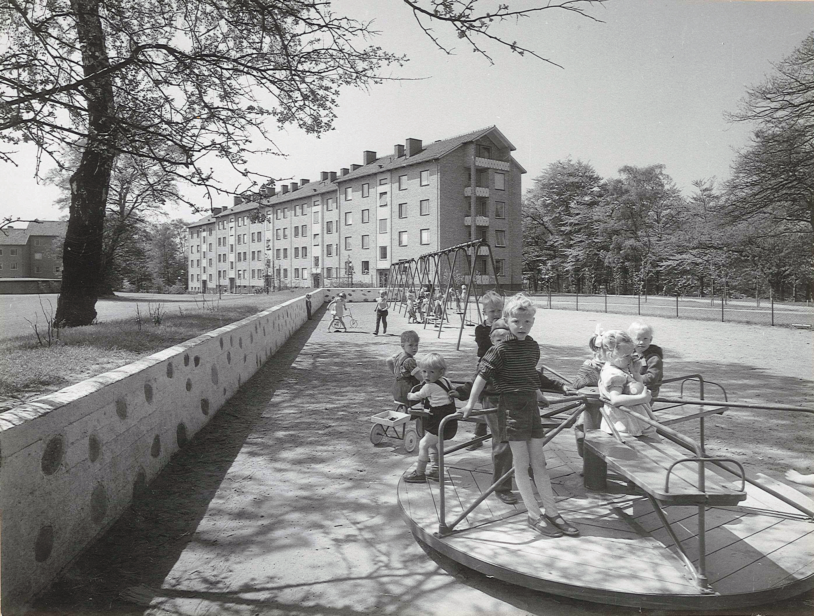 Gamla Elineberg 1955. Barn leker på lekplats.